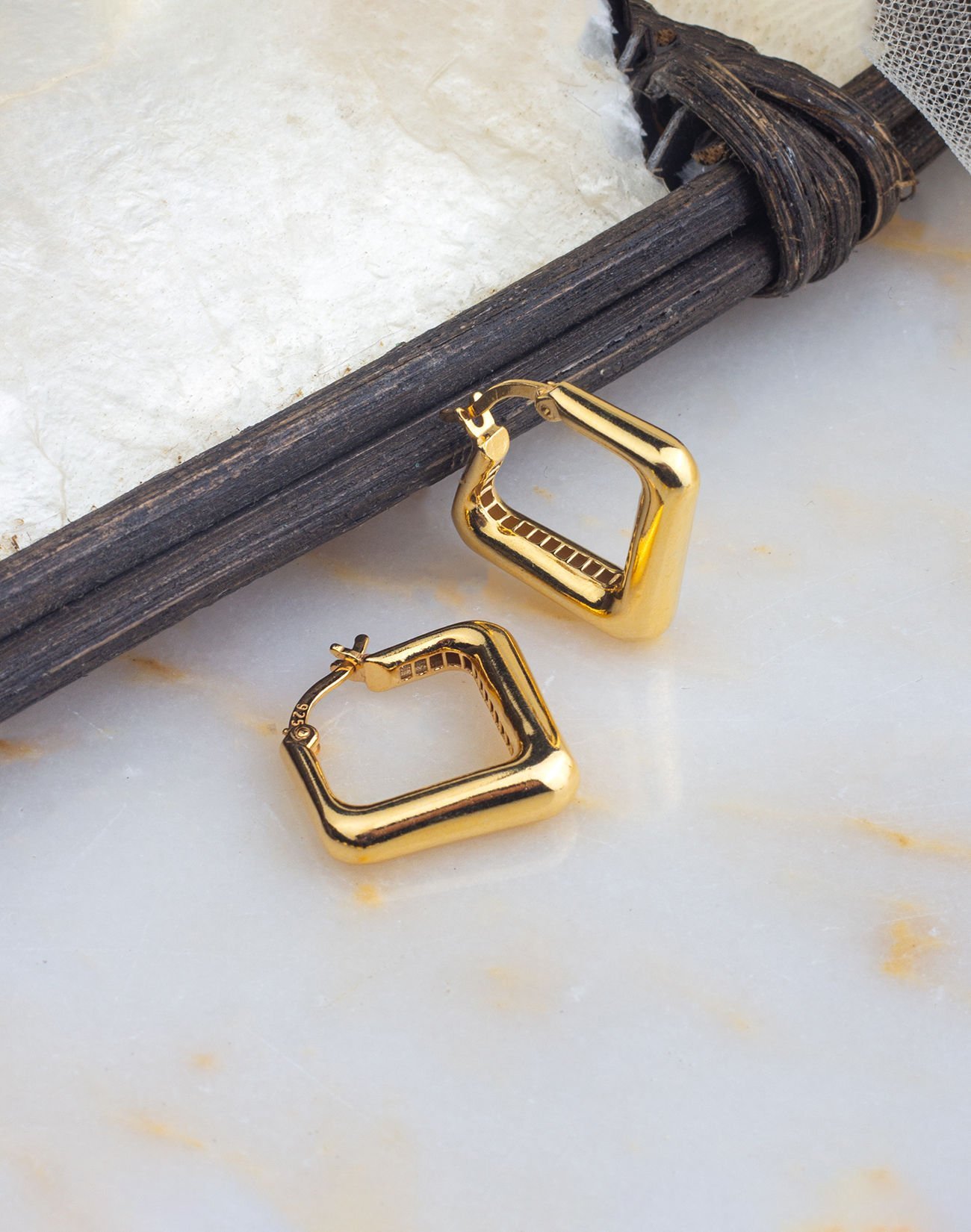 925 Ayar Üçgen Bombeli Gümüş Küpe