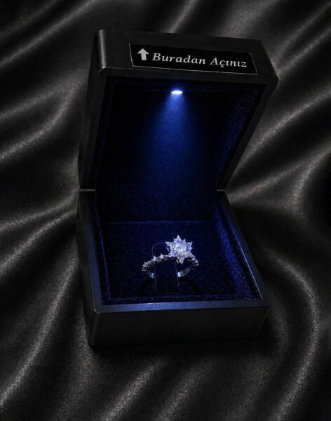 Anneler Gününe Özel Işıklı Kutuda 925 Ayar Lotus Çiçeği Gümüş Yüzük