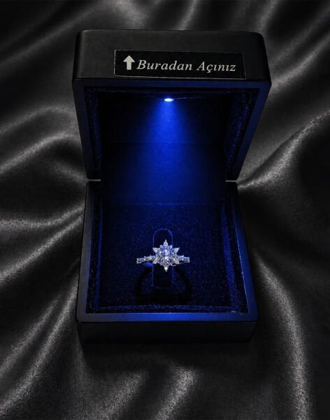 Anneler Gününe Özel Işıklı Kutuda 925 Ayar Lotus Çiçeği Gümüş Yüzük