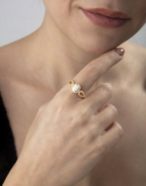 Beyaz Oval Opal Taşlı Gümüş Yüzük