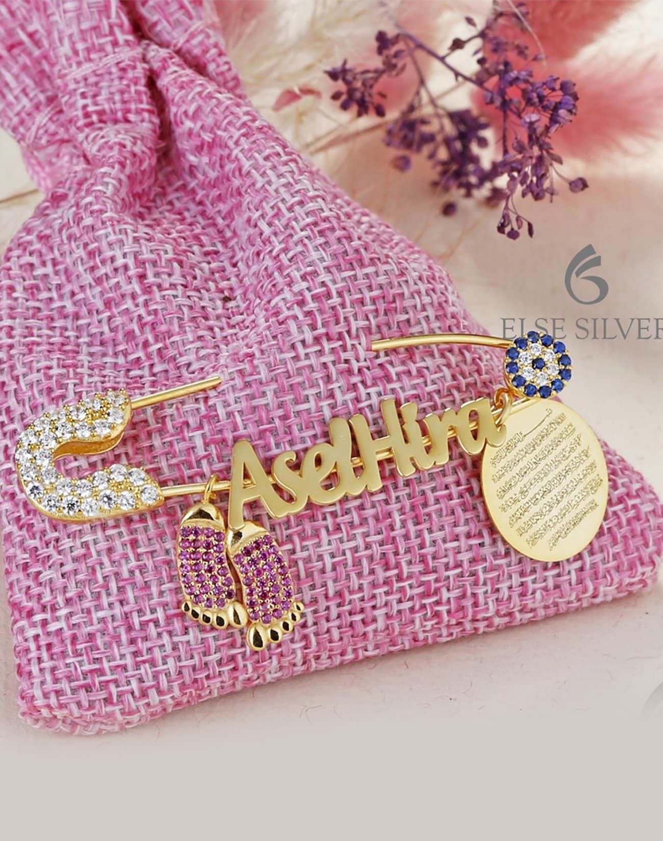 Kişiye Özel Nazar Kaynaklı Ayak ve Dua Sallantılı Taşlı Gümüş Bebek İğnesi