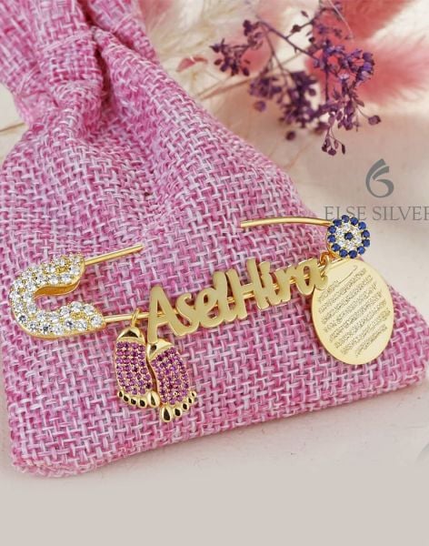 Kişiye Özel Nazar Kaynaklı Ayak ve Dua Sallantılı Taşlı Gümüş Bebek İğnesi