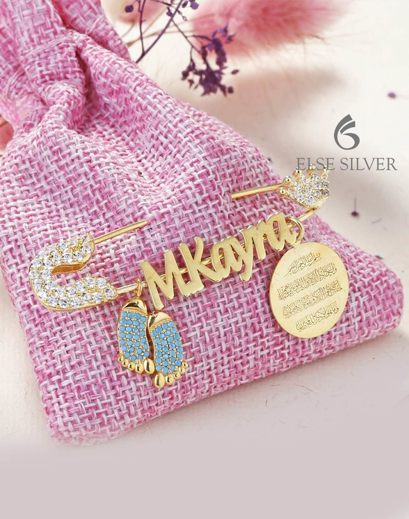 Kişiye Özel Taç Kaynaklı Ayak ve Dua Sallantılı Taşlı Gümüş Bebek İğnesi