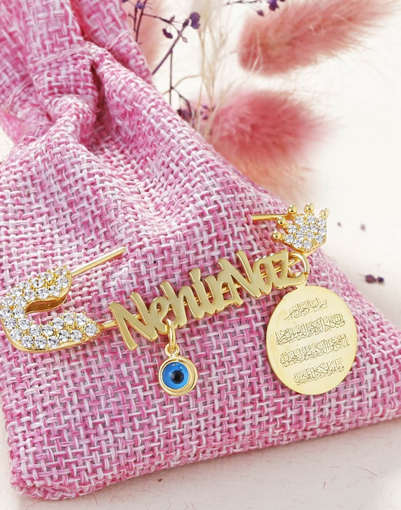 Kişiye Özel Taç Kaynaklı Göz ve Dua Sallantılı Taşlı Gümüş Bebek İğnesi