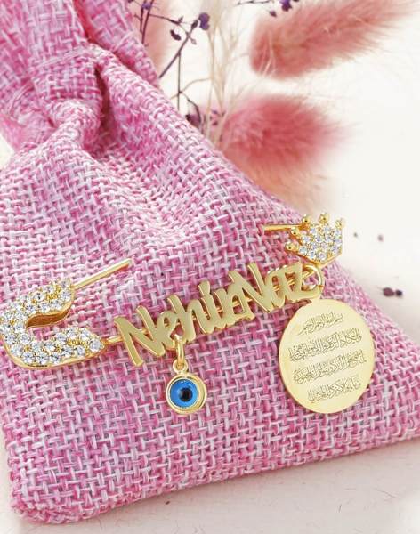 Kişiye Özel Taç Kaynaklı Göz ve Dua Sallantılı Taşlı Gümüş Bebek İğnesi