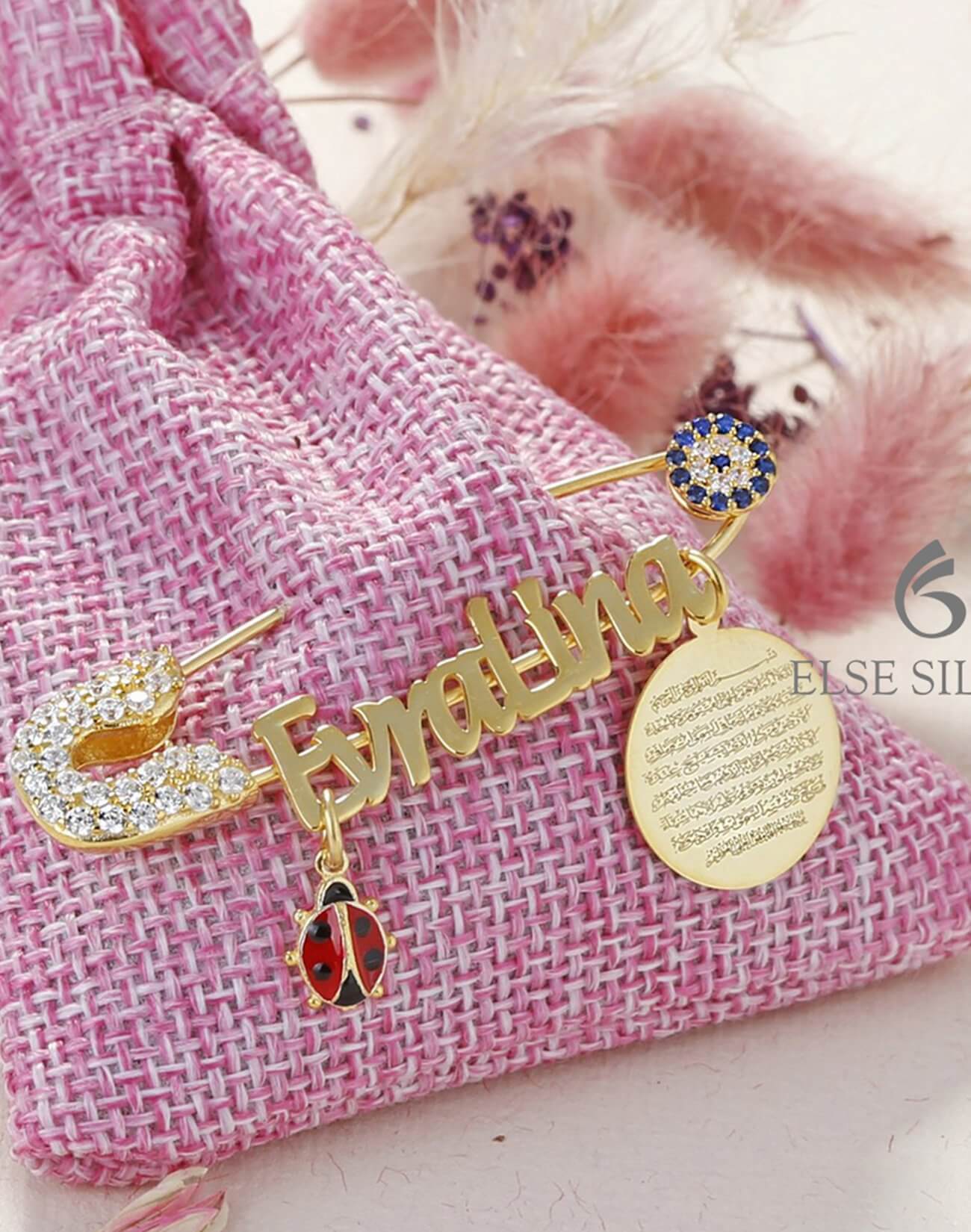 Kişiye Özel Nazar Kaynaklı Uğur Böceği ve Dua Sallantılı Taşlı Gümüş Bebek İğnesi