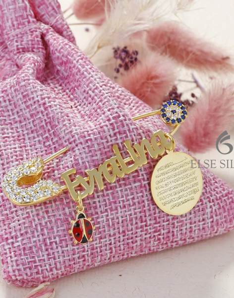 Kişiye Özel Nazar Kaynaklı Uğur Böceği ve Dua Sallantılı Taşlı Gümüş Bebek İğnesi