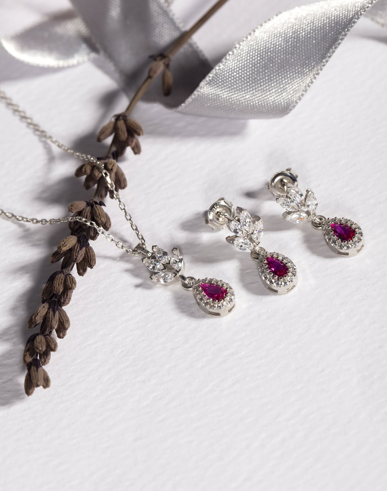 Markiz Pırlanta Modeli Damla Taş Sallantılı Takı Seti KIRMIZI