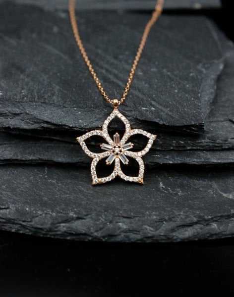 Baget Taşlı Manolya Çiçeği Gümüş Kolye