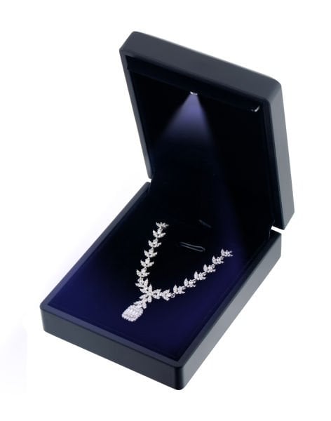 Sevgililer Gününe Özel Işıklı Kutuda Pırlanta Modeli Baget Taşlı Gümüş Gerdanlık