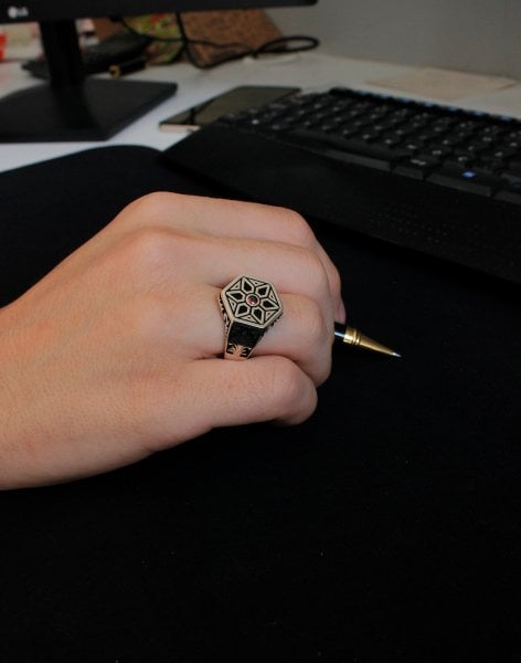 Kırmızı Taşlı Gümüş Erkek Yüzüğü