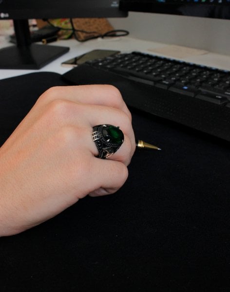 Kartal İşlemeli Yeşil Taşlı Gümüş Erkek Yüzüğü