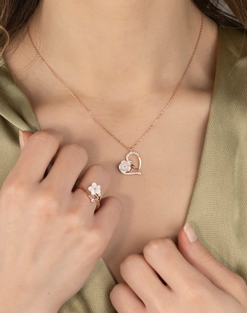 925 Ayar Gümüş Kalpli Sedef Çiçek Takı Seti