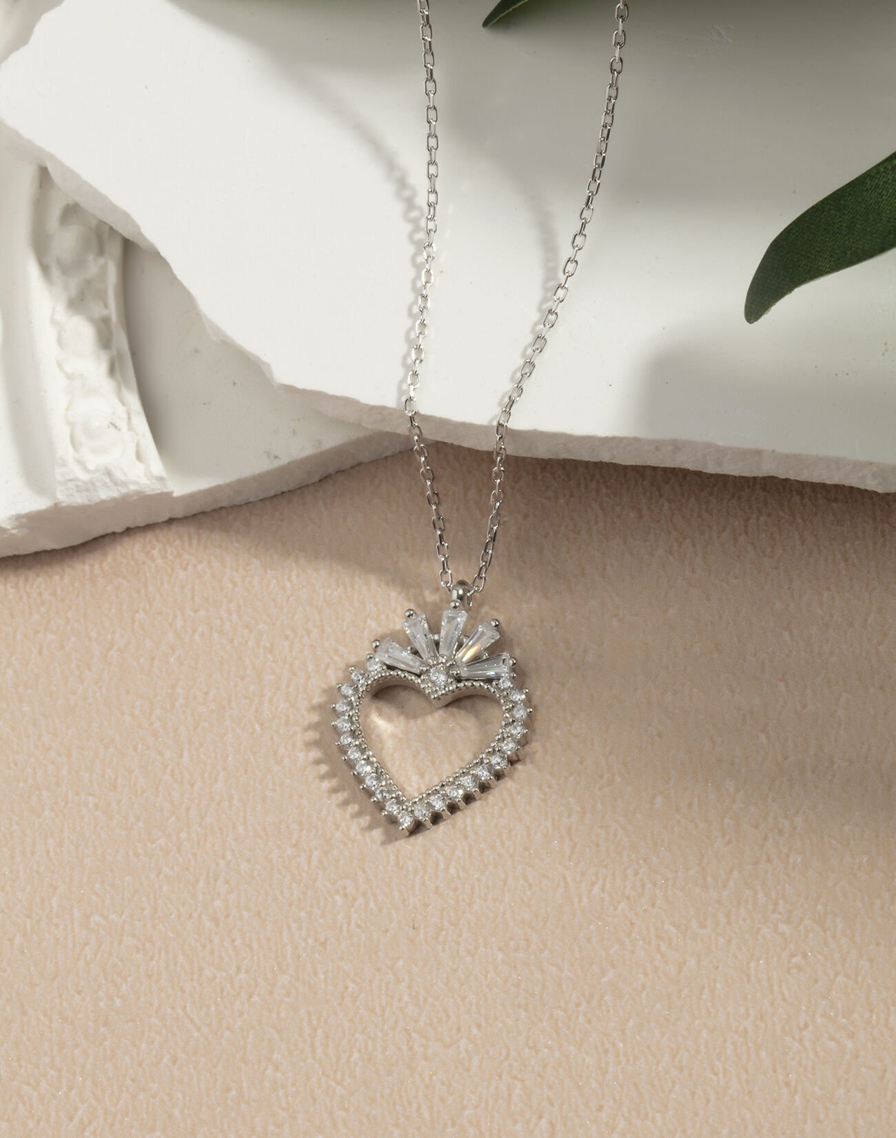 Sevginin Tacı Gümüş Kalp Kolye Rodyum Kaplama