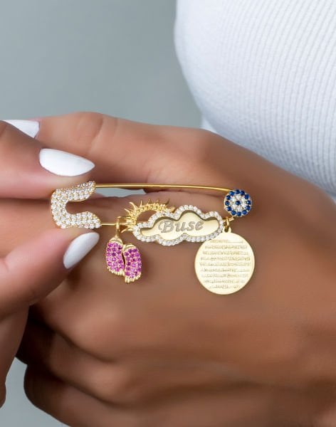 Kişiye Özel Ayaklı Nazarlı İsimli Bebek İğnesi Gümüş