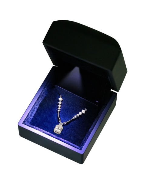 Sevgililer Gününe Özel Işıklı Kutuda 925 Ayar Gümüş Baget Taşlı Zarif Gerdanlık Kolye