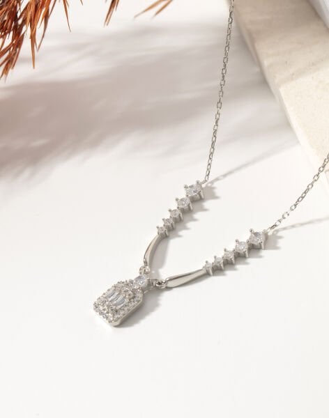 Işıklı Kutuda 925 Ayar Gümüş Baget Taşlı Zarif Gerdanlık Kolye