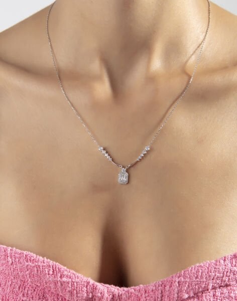 Sevgililer Gününe Özel Işıklı Kutuda 925 Ayar Gümüş Baget Taşlı Zarif Gerdanlık Kolye