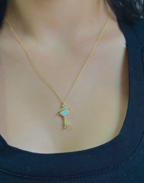 Opal Taşlı Gümüş Anahtar Kolye