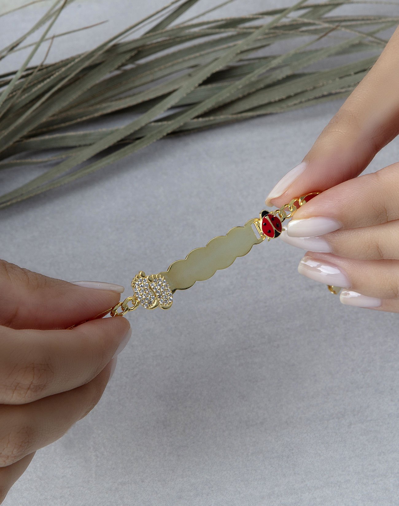 Uğurlu Ayak Figürlü Çocuk Bilekliği