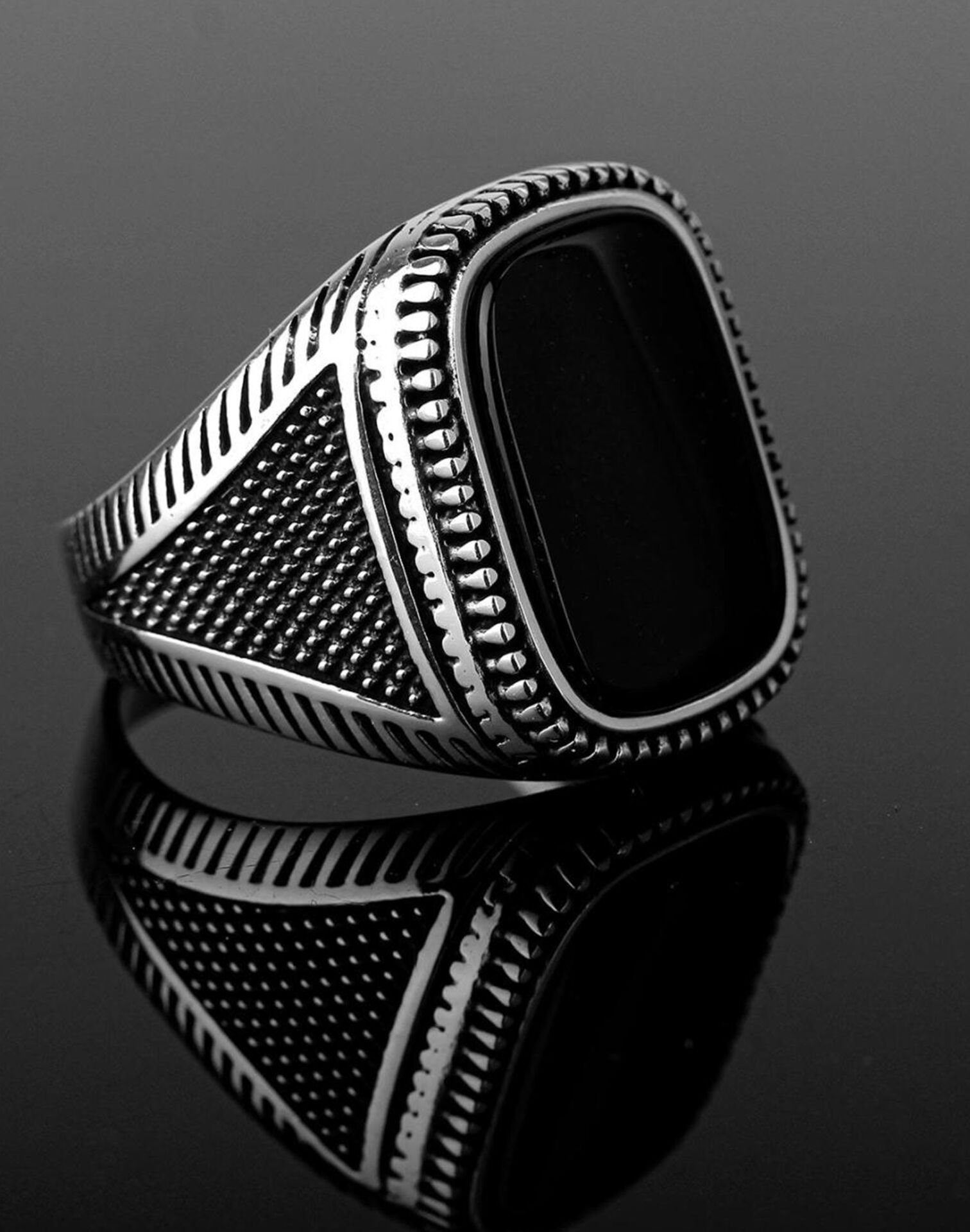 Üçgen Desenli Oniks Taşlı Gümüş Erkek Yüzüğü