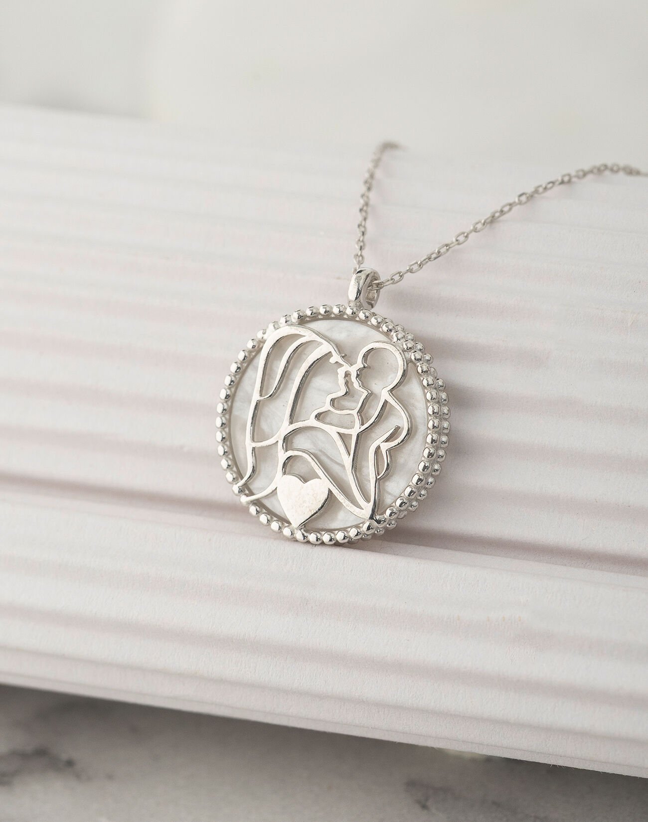 925 Ayar Gümüş Beyaz Sedef Taşlı Bir Kalpte İki Can Kolyesi