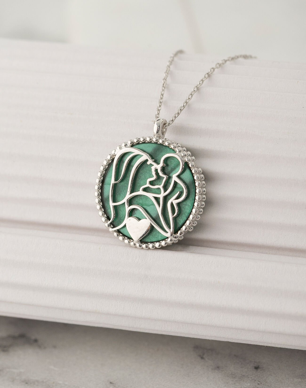 925 Ayar Gümüş Yeşil Sedef Taşlı Bir Kalpte İki Can Kolyesi Rodyum Kaplama