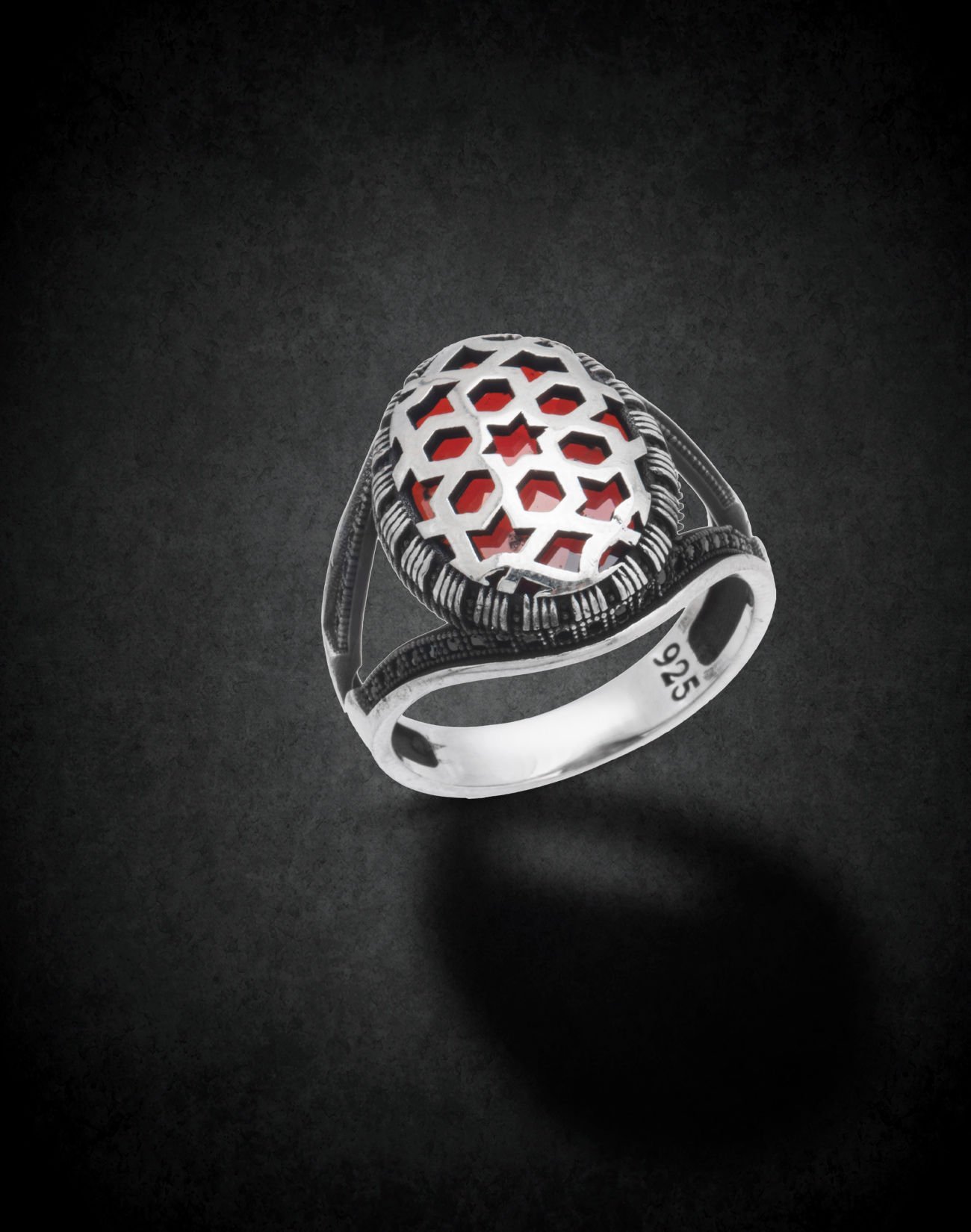 Ajör İşlemeli Kırmızı Taşlı Gümüş Erkek Yüzüğü