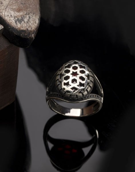 Ajör İşlemeli Kırmızı Taşlı Gümüş Erkek Yüzüğü
