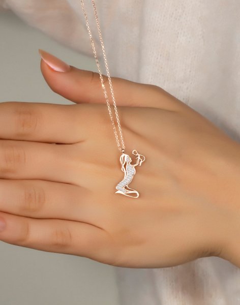 Işıklı Kutuda Ana Kucağı Gümüş Kolye