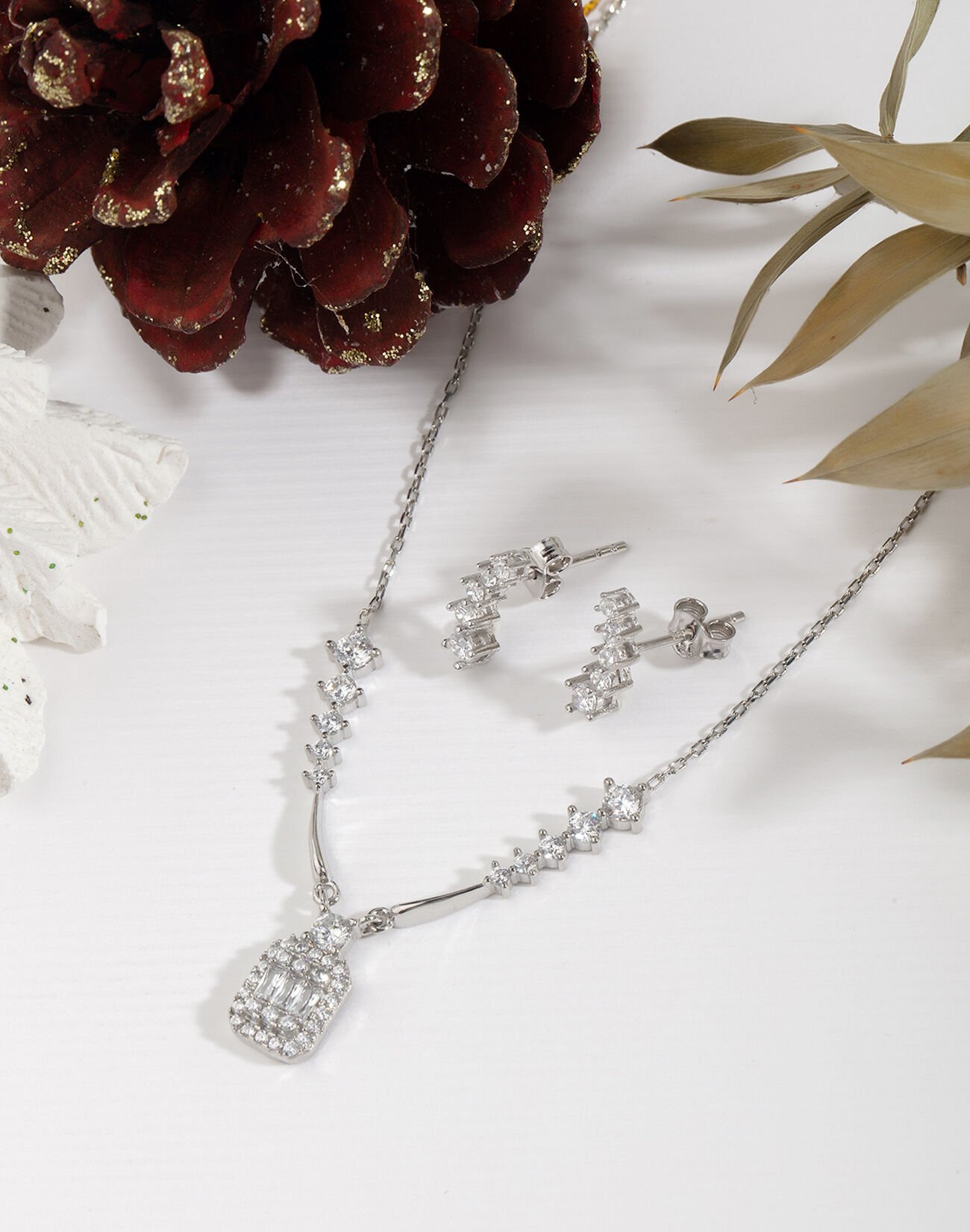 Işıklı Kutuda 925 Ayar Gümüş Zirkon Taşlı Zarif Gerdanlık ve Küpe Kombin