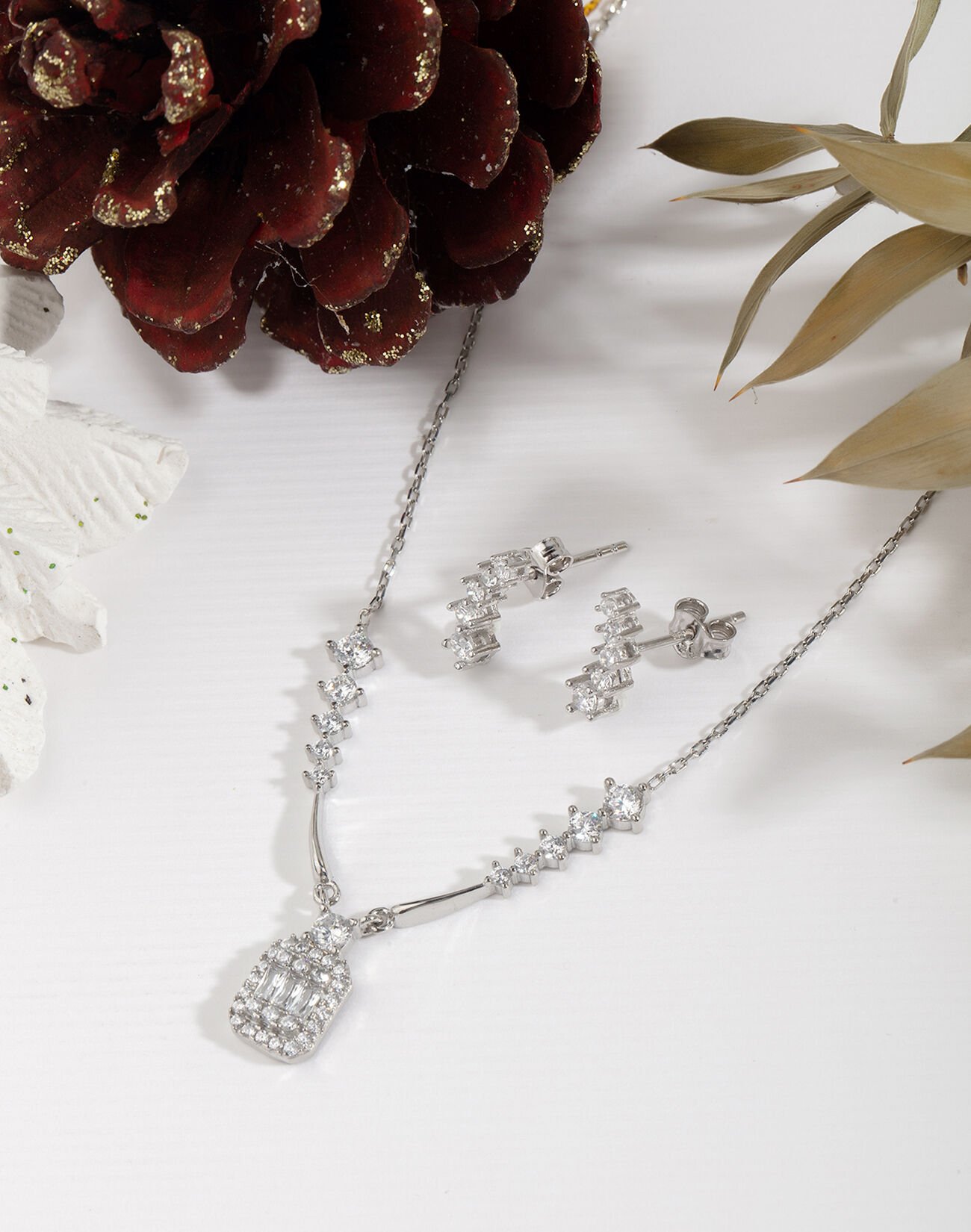 Işıklı Kutuda 925 Ayar Gümüş Zirkon Taşlı Zarif Gerdanlık ve Küpe Kombin