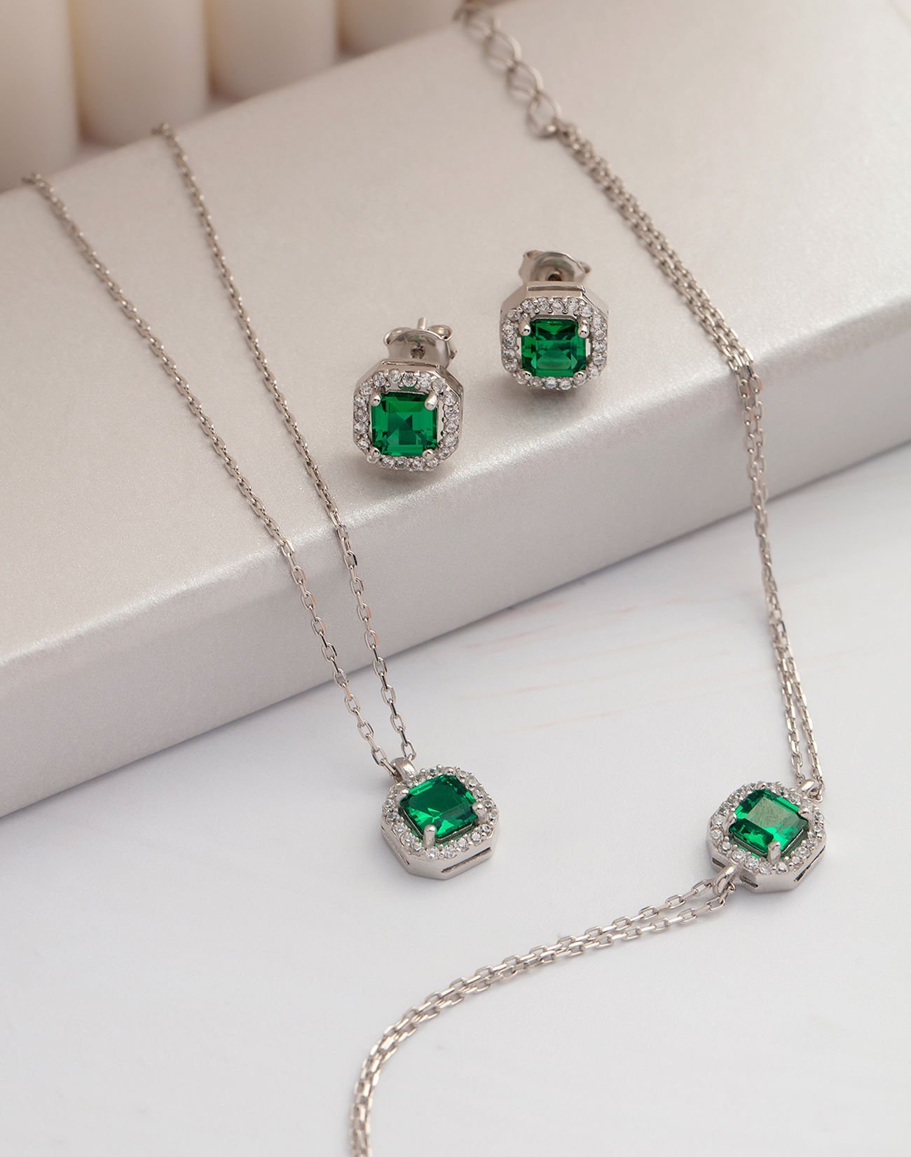 925 Ayar Kare Baget Taşlı Gümüş Takı Seti YEŞİL