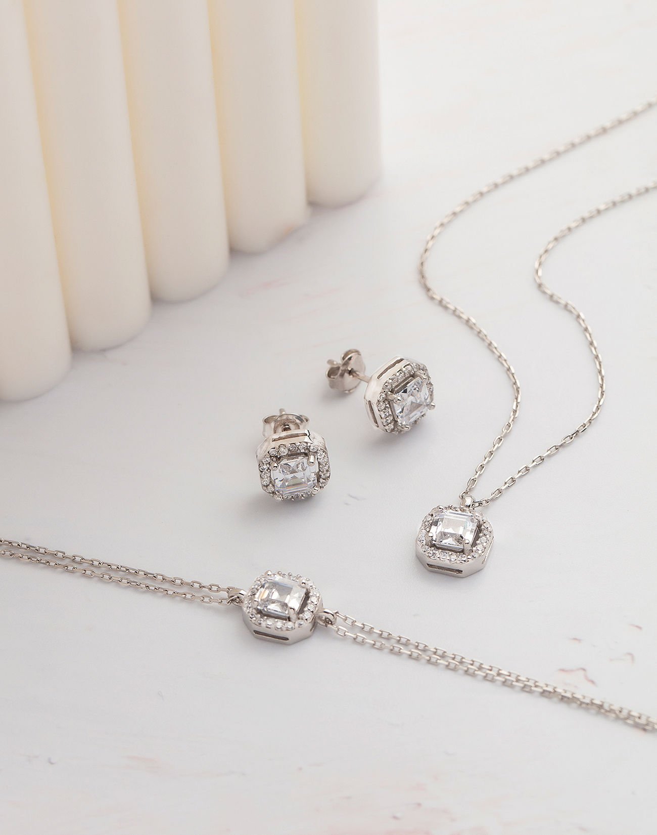 925 Ayar Kare Baget Taşlı Gümüş Takı Seti BEYAZ